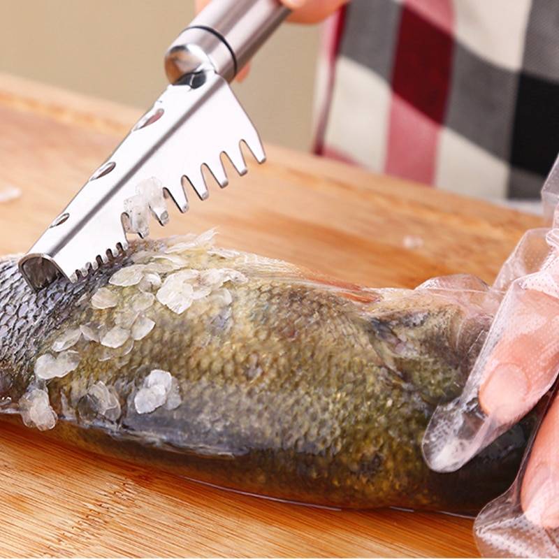 Проверенный лайфхак как без ножа почистить рыбу от чешуи