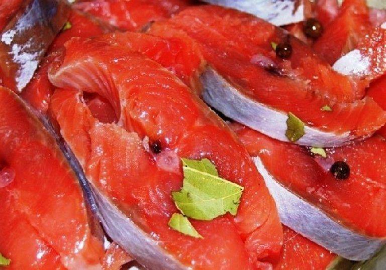 Как засолить красную рыбу в домашних условиях - 2 рецепта
