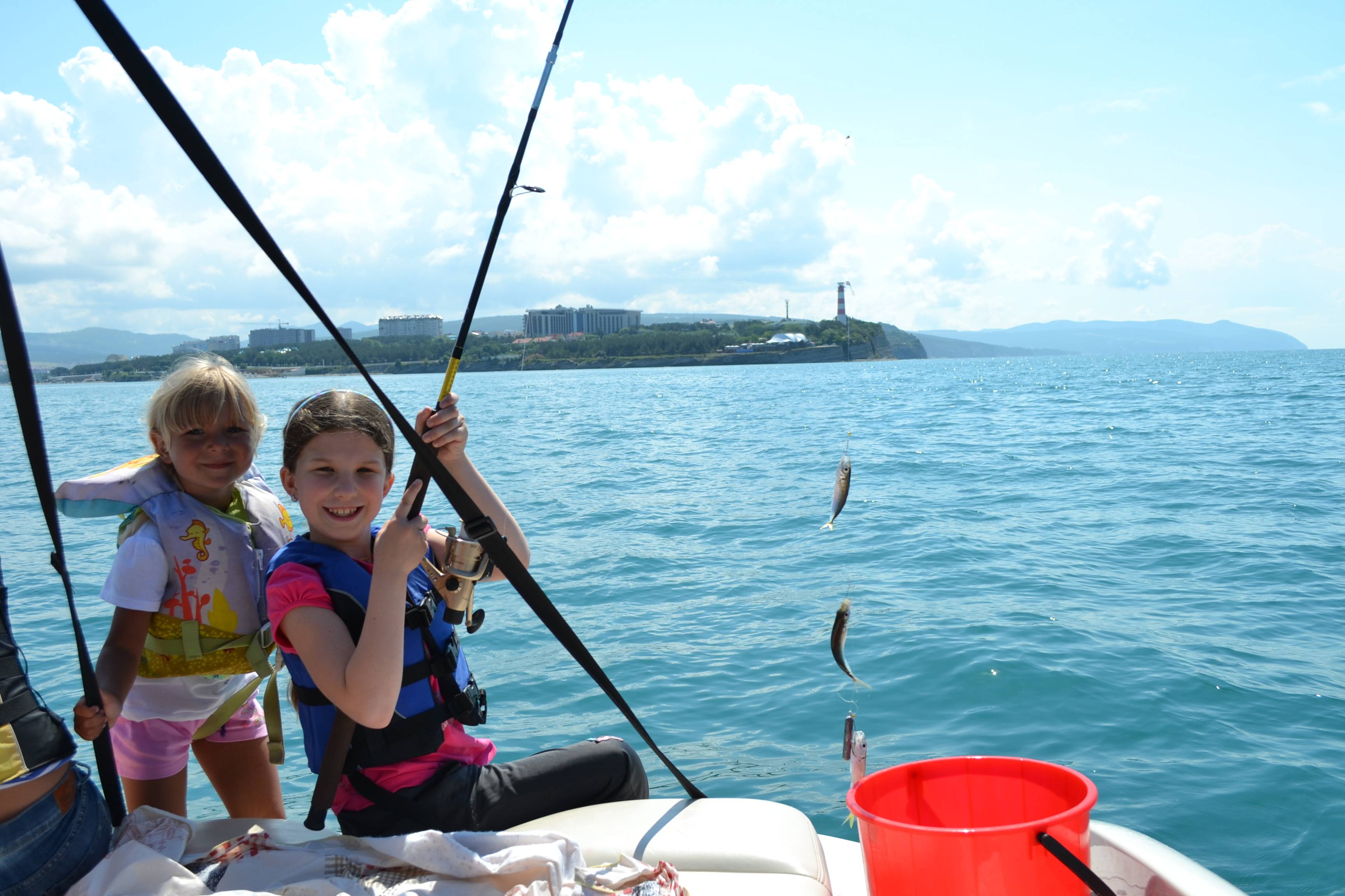 Рыбалка в геленджике: как ловить в море с берега или лодки, какая рыба водится