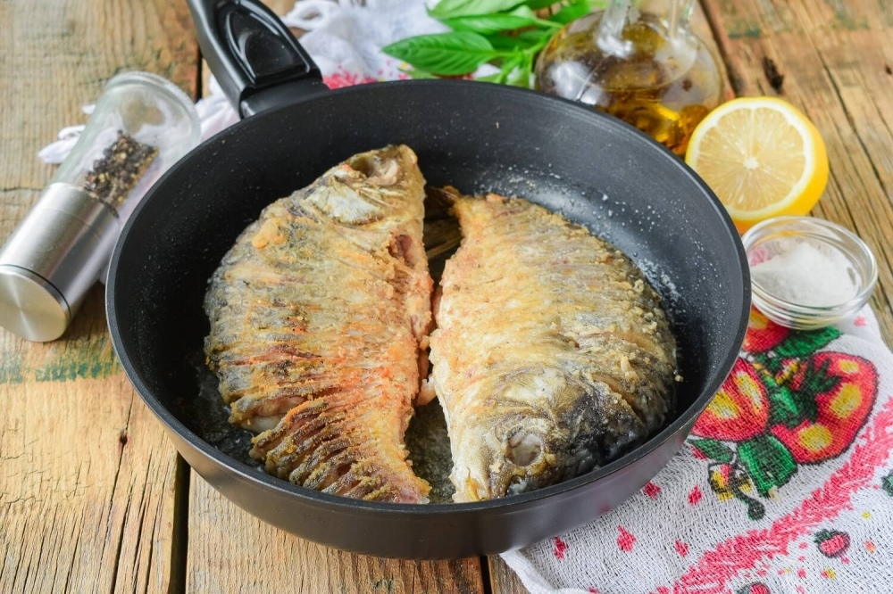Как пожарить рыбу на сковороде с мукой?
