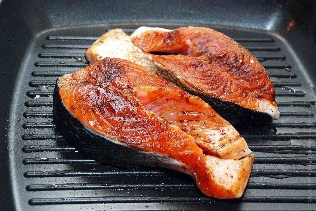 Двигаем на природу: 5 простых и вкусных рецепта лосося на гриле