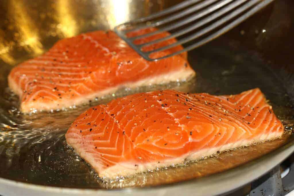 Сочный стейк из лосося на сковороде: 8 пошаговых вариантов