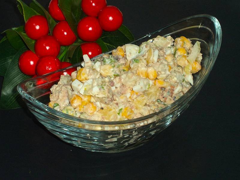Рыбный салат из консервированной сайры 130 рецептов - 1000.menu