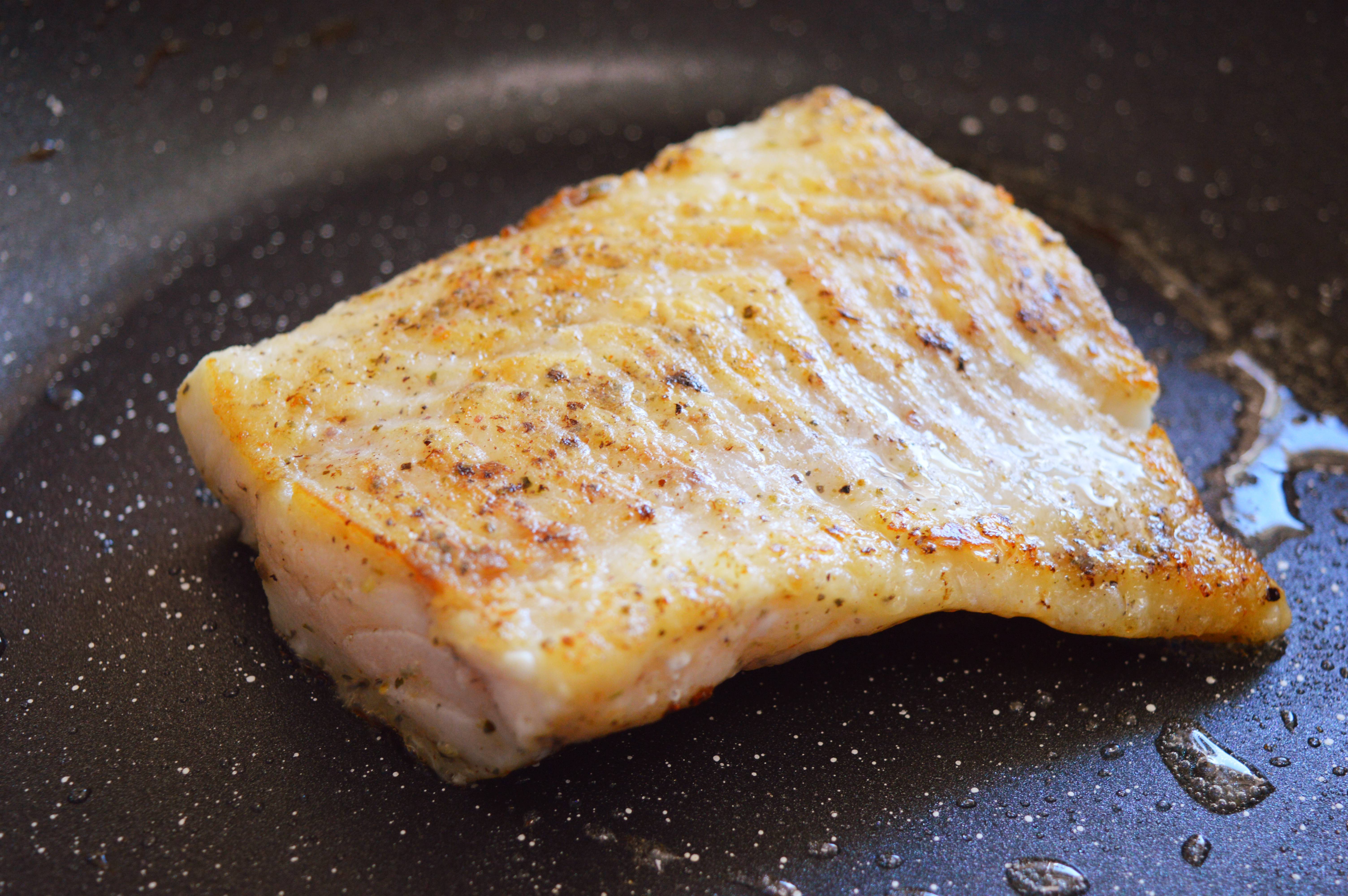 Как вкусно приготовить морского окуня: 8 лучших рецептов от сковороды до гриля