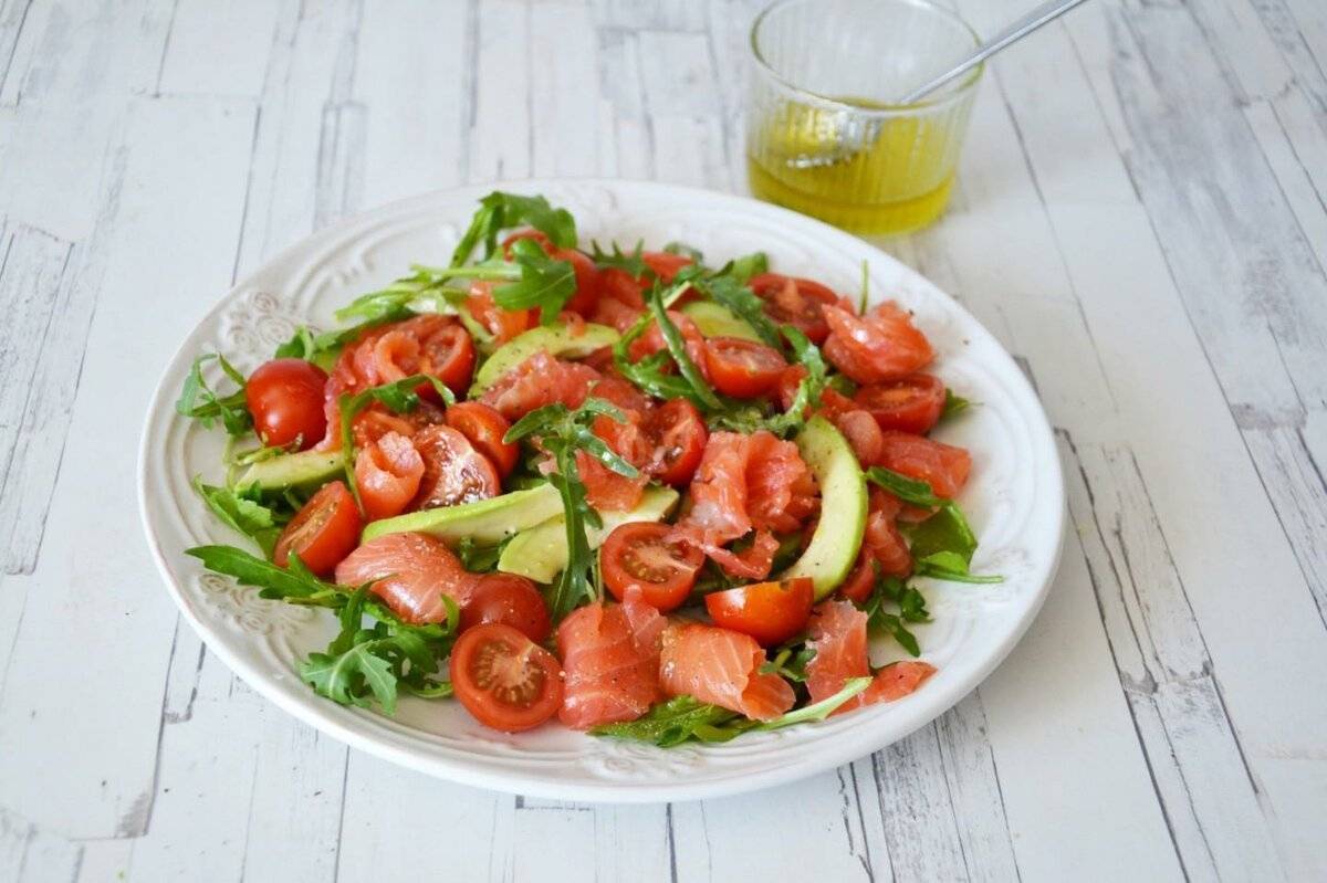 Салат с красной рыбой - проверенные рецепты. как правильно приготовить салат с красной рыбой.