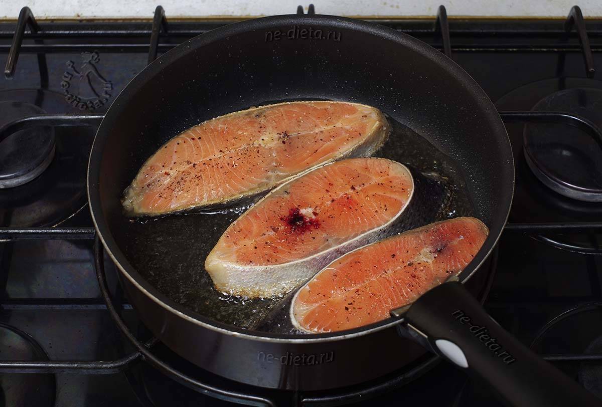 Стейк из лосося на сковороде