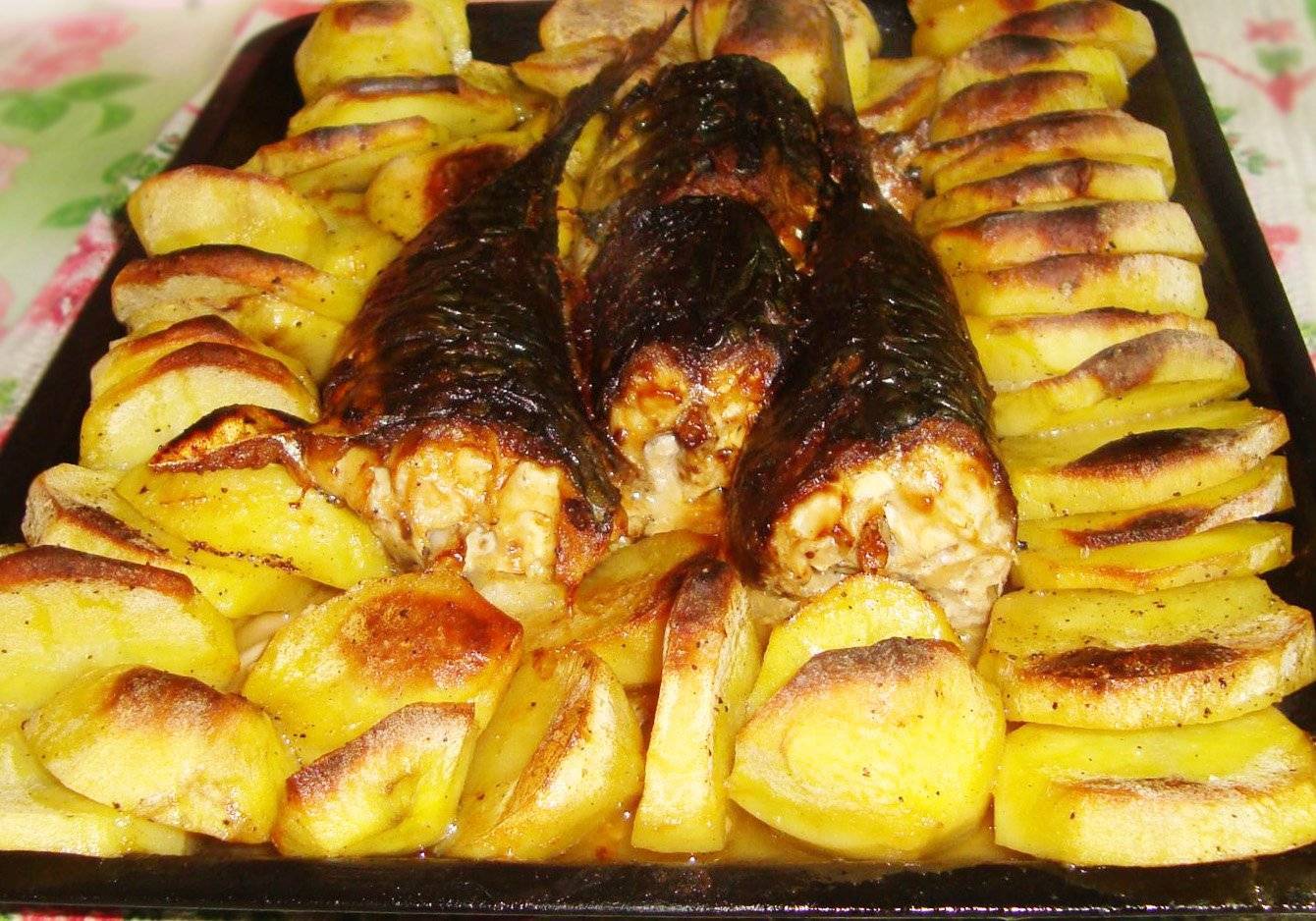 Рыба с картошкой в духовке запеченная
