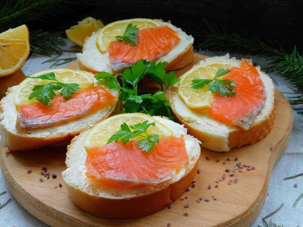 Бутерброды с красной рыбой - 13 рецептов быстрой закуски