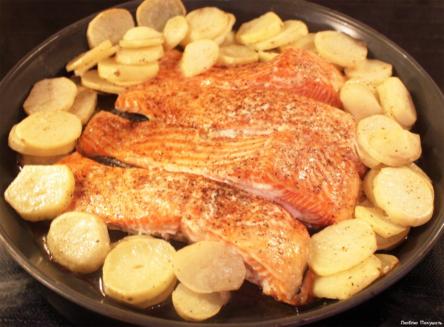 Рыба, запеченная с картошкой в духовке