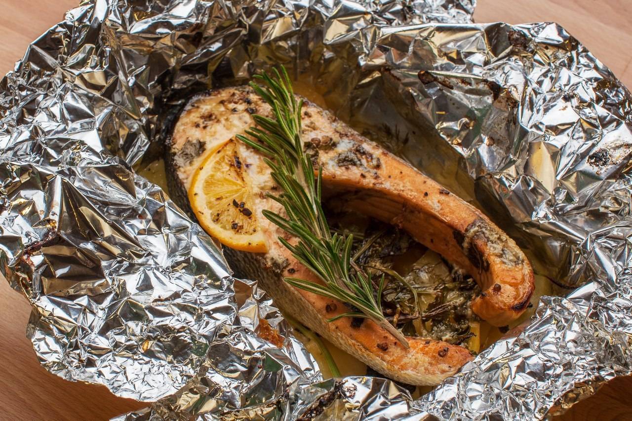 Лосось, запеченный в духовке в фольге. 8 рецептов, как приготовить рыбу сочной и вкусной