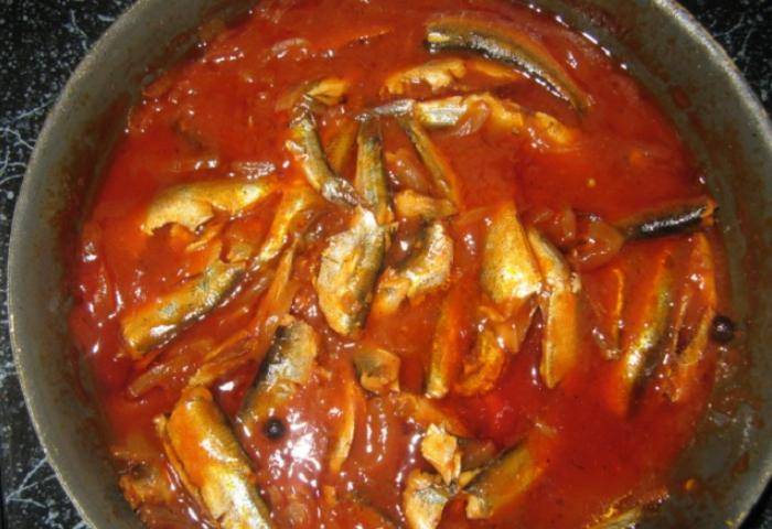 Рыба в томате с морковью и луком – 4 рецепта приготовления в духовке и мультиварке
