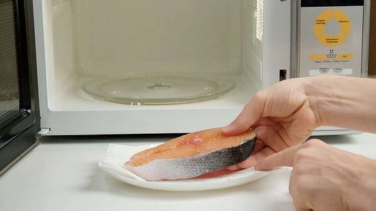 Как быстро разморозить стейки рыбы. как правильно разморозить рыбу: быстрые способы размораживания. разморозка в духовке