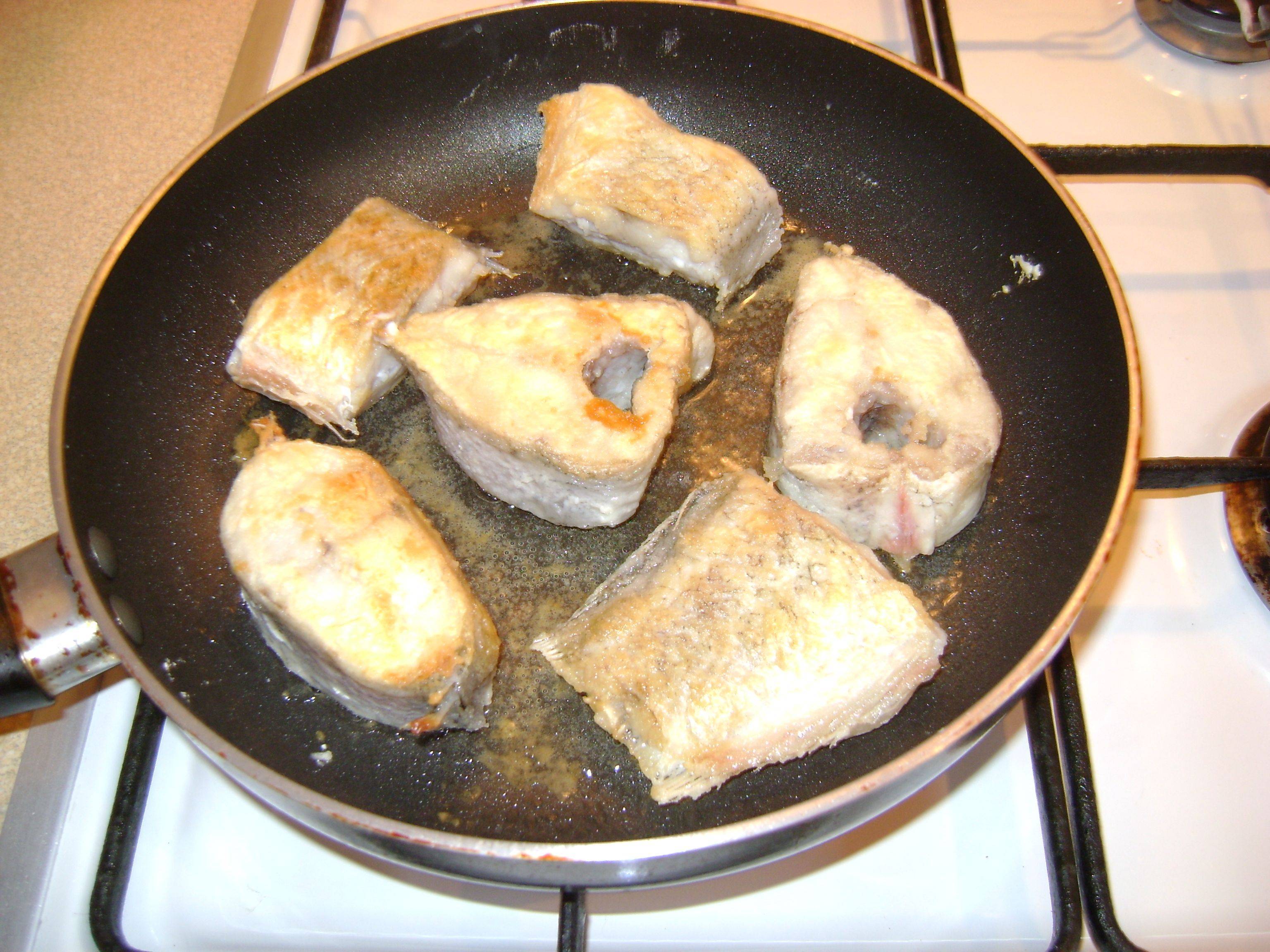 Как вкусно пожарить хек на сковороде: рецепт приготовления в муке