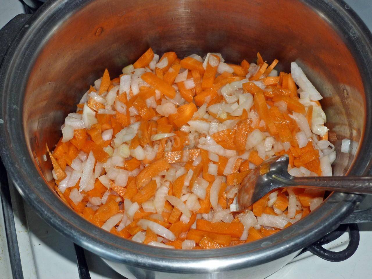Щука в томатном соусе с морковью и луком в духовке