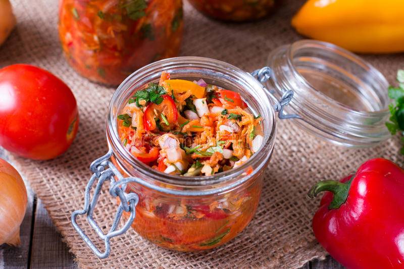 Как приготовить салат из скумбрии с овощами на зиму — 5 рецептов консервации
