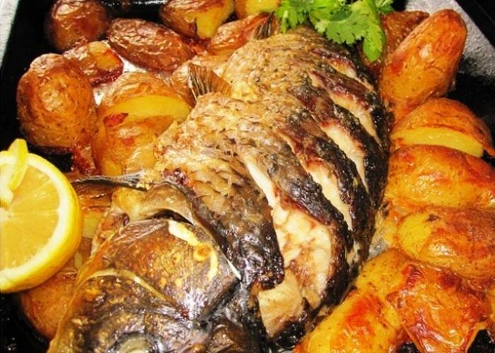 Лещ в духовке с картошкой: как приготовить в фольге с майонезом, рецепты приготовления запечённой рыбы целиком с картофелем
