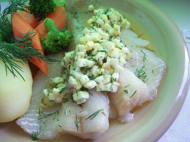 Рыба по-польски с яйцом: топ рецепты, калорийность и диетические акценты