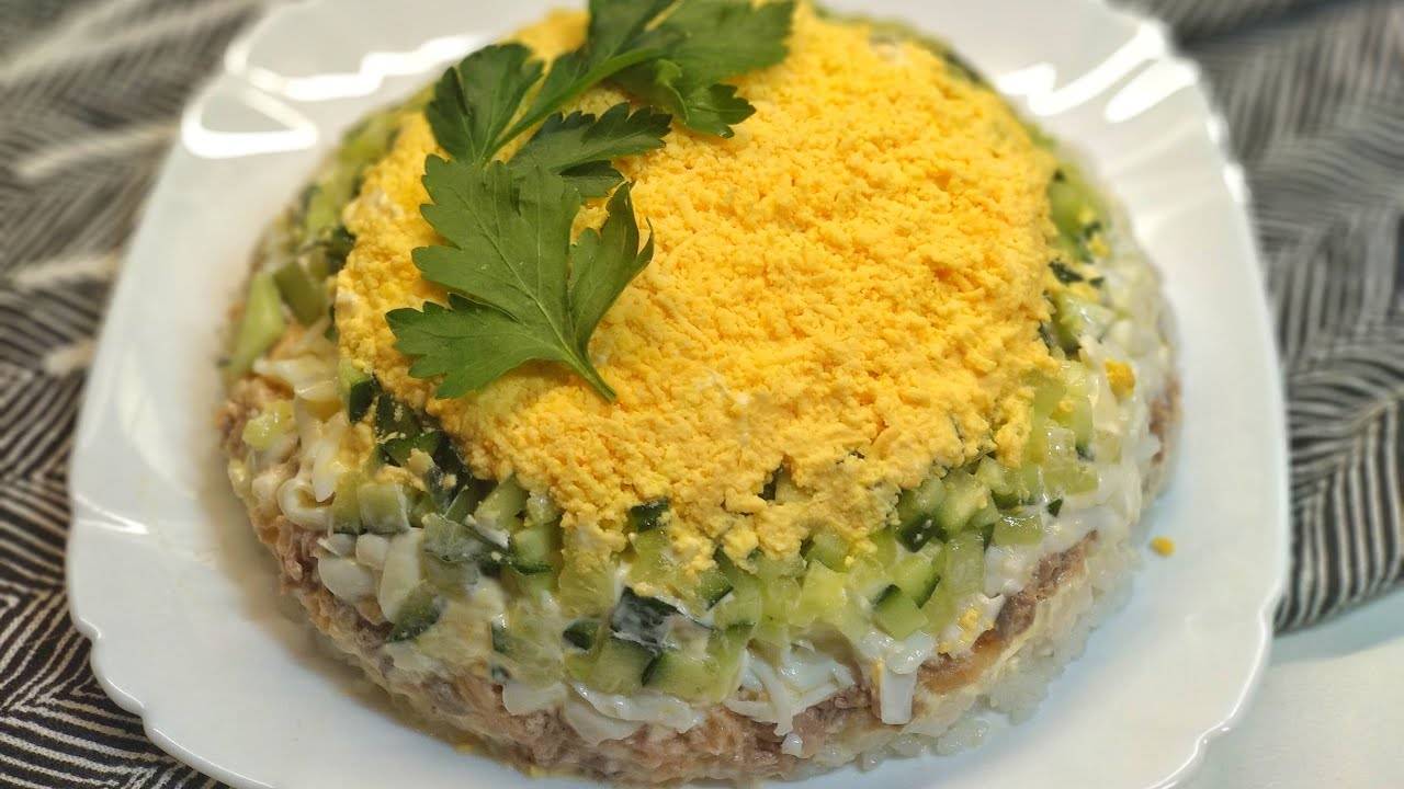 Салат с сайрой консервированной и яйцами и рисом: рецепт с фото пошагово