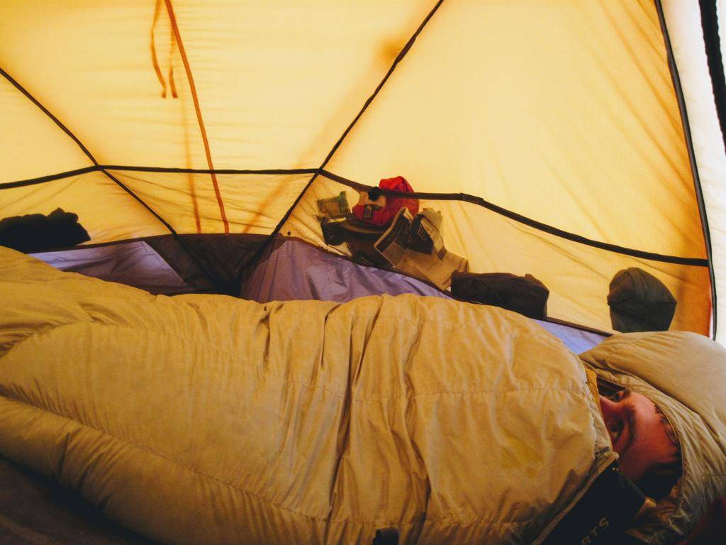 Ночевка в палатке зимой: как согреть палатку и не замерзнуть